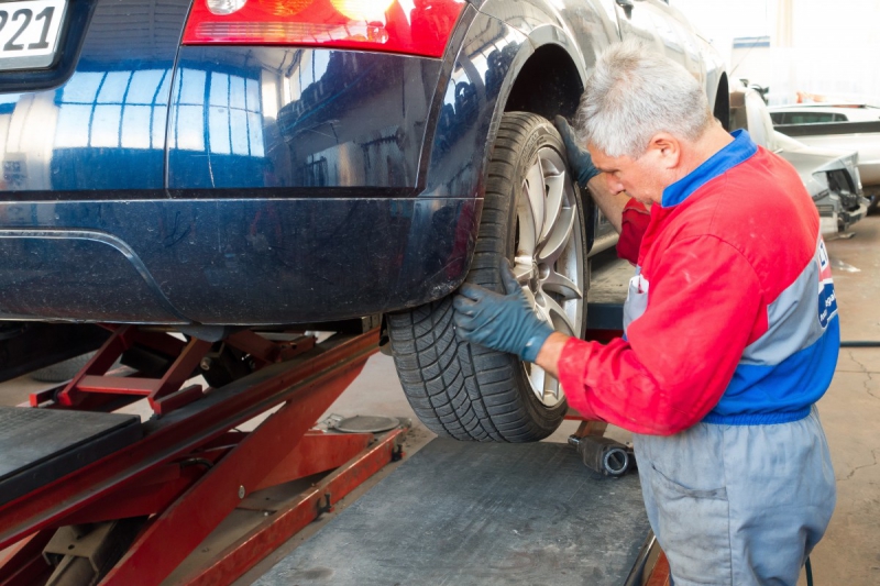 vente-PUGET THENIERS-min_auto_repair_repair_lift_auto_mechanic_work_clothes_master_professional_man_of_the_fold-685629