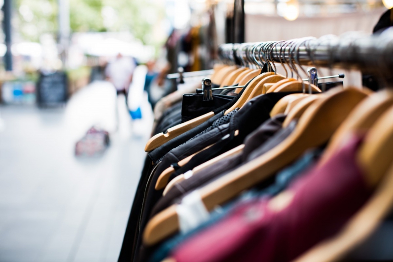 vente-PUGET THENIERS-min_blur_close_up_focus_hanger_jacket_market_people_rack-1176303